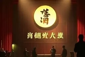 《雨季之前》剧集封面，湿润窗玻璃与旧信纸