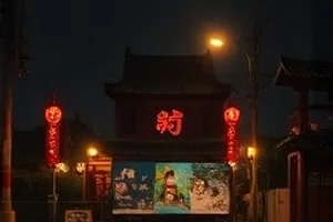 《雾港回声》双线叙事剧集封面，港口夜景与档案盒并置