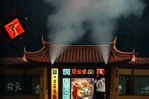 《屋顶来信》剧集封面，屋顶天线与晾衣绳